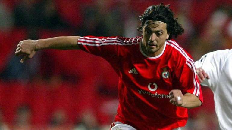 Não, esta história não é sobre Zahovic, que antes de jogar no Benfica até esteve no FC Porto. Mas o esloveno ajudou à festa numa "galhofa" em que a equipa principal dos encarnados praxou Tiago Carvalhinho