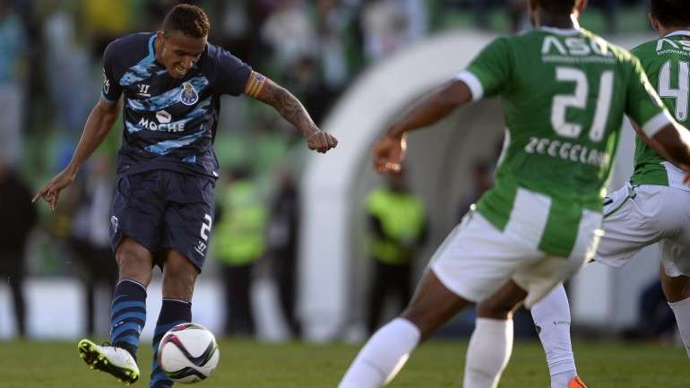 Foi assim, em jeito, que Danilo marcou o 2-0 e o 100.º golo do FC Porto esta temporada, a fechar a primeira parte