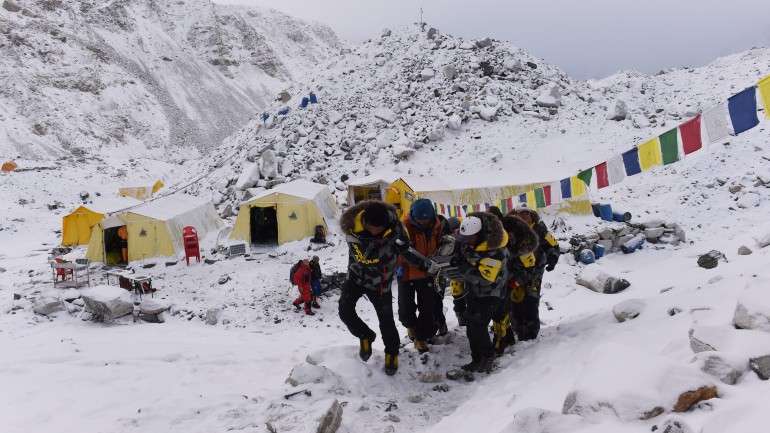 Portugueses estão bem , mas vários alpinistas feridos estão a ser retirados das montanhas