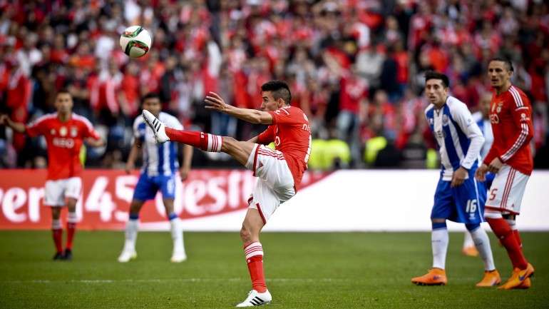 Pimba! Aqui está a receita da primeira parte: pontapé para a frente e fé em Deus. A segunda parte do clássico melhorou um pouco, mas o zero-zero é elucidativo