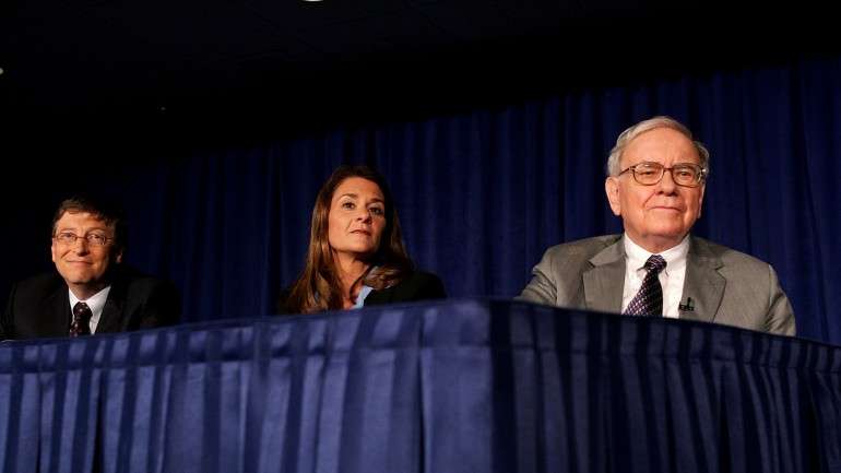 Bill e Melinda Gates (à esquerda) e Warren Buffett querem doar os seus patrimónios.