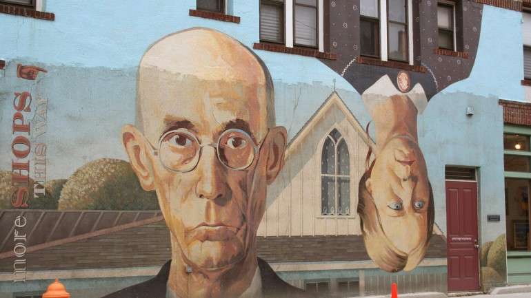 Pintura mural com o tema de American Gothic, de Grant Wood (EUA).