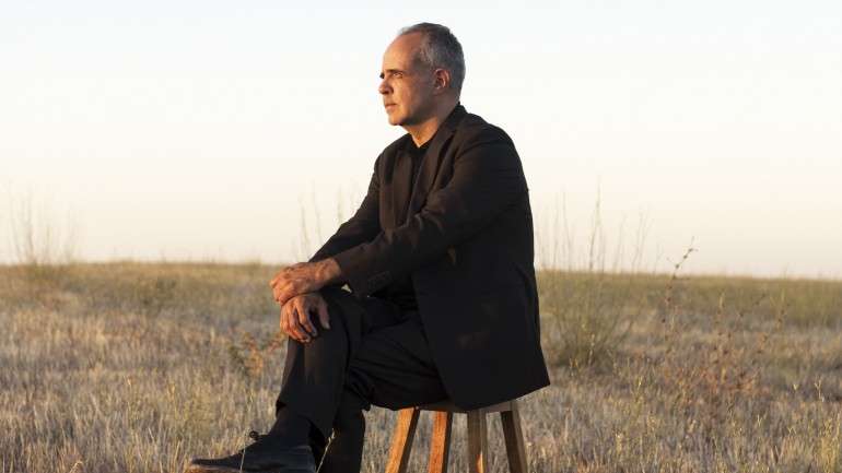 Ao longo da sua carreira, Rodrigo Leão colaborou com músicos como a britânica Beth Gibbons, vocalista dos Portishead, Neil Hannon, dos Divine Comedy, Adriana Calcanhotto, Stuart Staples, dos Tindersticks, e ainda com o compositor italiano Ludovico Einaudi e o japonês Ryuichi Sakamoto