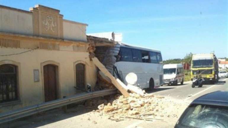 O autocarro despistou-se contra uma casa à beira da estrada