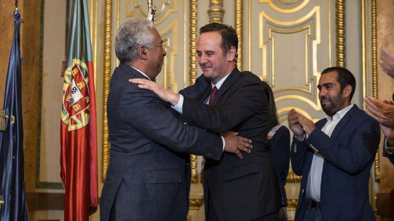 António Costa passa a pasta a Fernando Medina, até agora vice-presidente