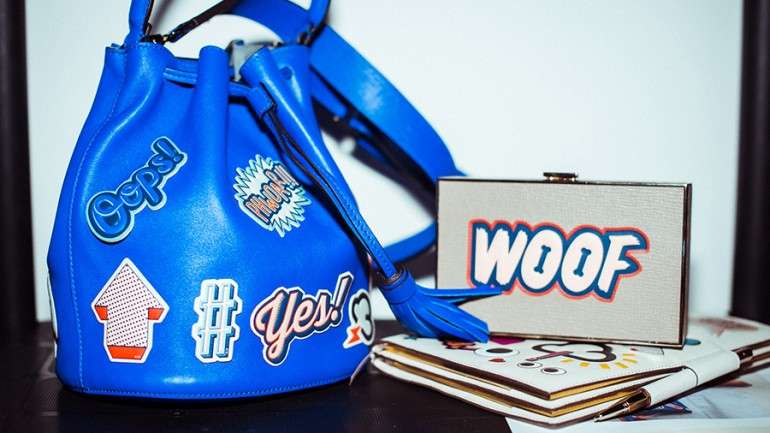 Com a nova Sticker Shop de Anya Hindmarch, é como se os emojis tivessem saltado para os acessórios.