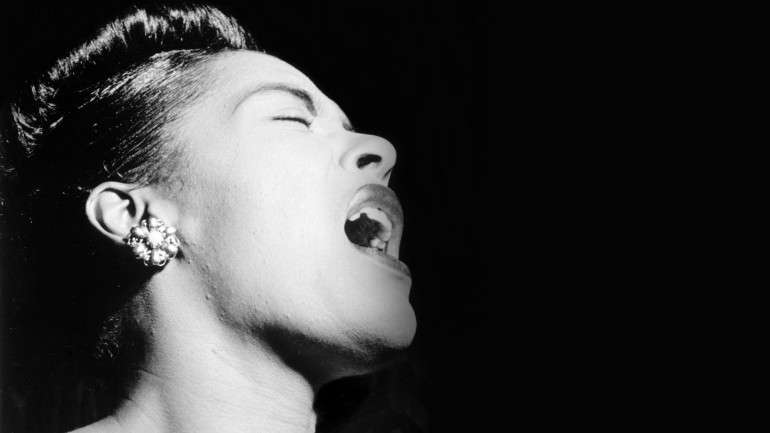 Billie Holiday fotografada em 1947. No mesmo ano em que apareceu ao lado do seu ídolo Louis Armstrong, no filme "A Cidade do Jazz"