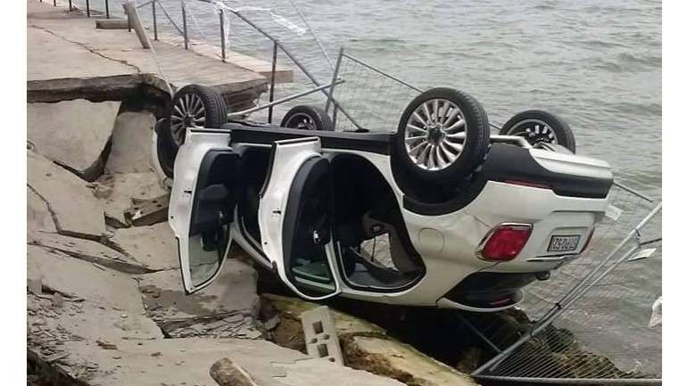 Um carro capotou e caiu à beira-rio no sábado, por causa do abatimento do chão