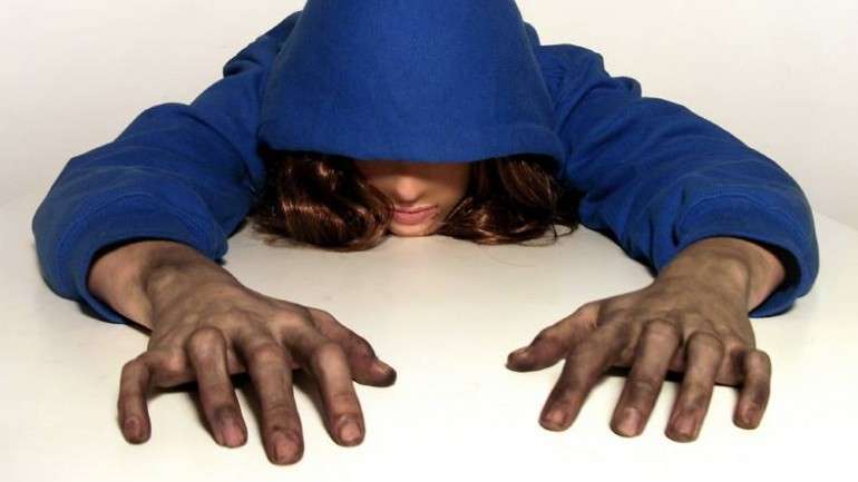 Gazelle Twin atua com a cara tapada, raramente mostra o rosto