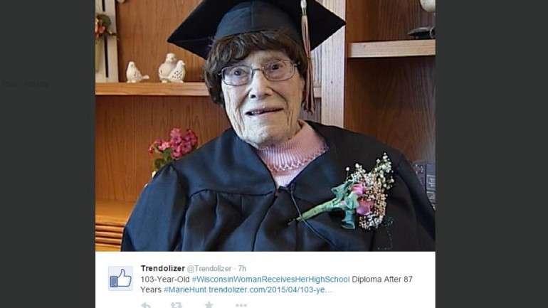 Amigos, familiares e residentes do lar assistiram à graduação de Hunt, que estava vestida com o típico traje cerimonial estudantil americano