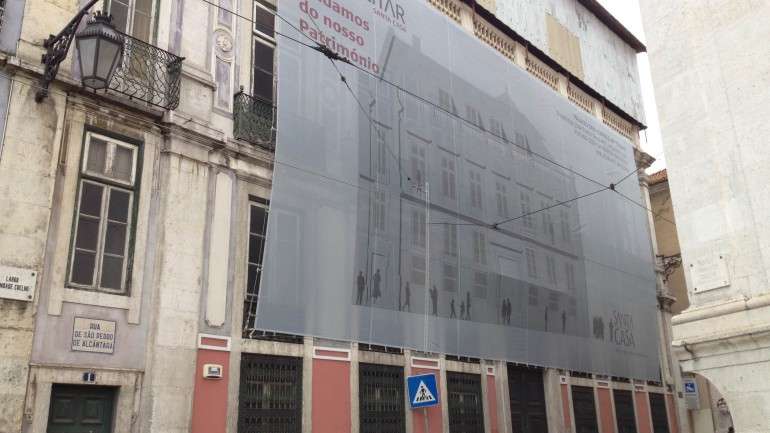 O palácio dos Condes de Tomar situa-se na Rua de São Pedro de Alcântara, a poucos metros da sede da Santa Casa