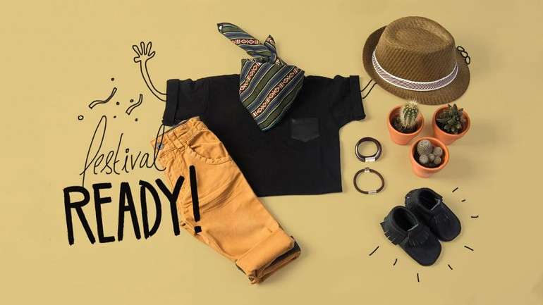 A primeira coleção segue as tendências da moda, como se vê por este look onde o lenço étnico e os sapatos com franjas estão prontos para um mini-Coachella.