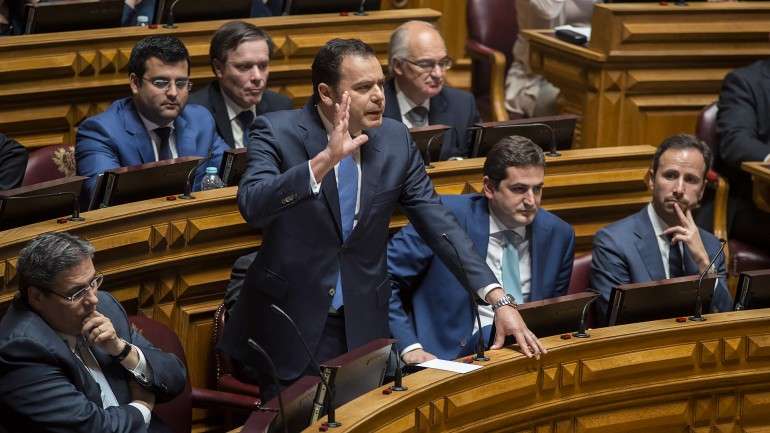 Luís Montenegro justificou a falta ao plenário no dia da meia-final com "trabalho político". Hugo Soares justificou a falta com "motivo de força maior"