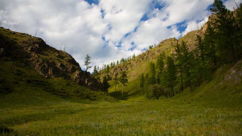 O monumento foi construído entre as Montanhas de Sayan e Altai, no sul da Sibéria