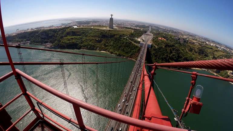 A ponte esteve encerrada ao trânsito automóvel e ferroviário durante uma hora e meia na segunda-feira à noite