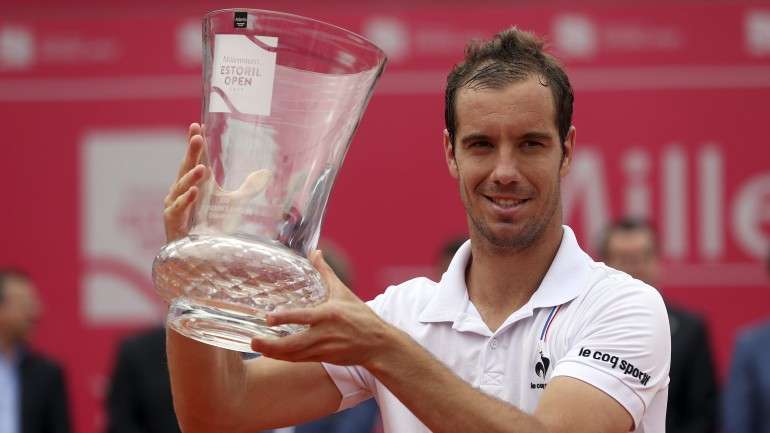 Depois de perder as finais de 2007 e 2012 contra dois top-ten do ranking, Richard Gasquet, nº 28 do mundo, venceu este domingo o Estoril Open ao vencer Nick Kyrgios, 46.º melhor tenista do mundo