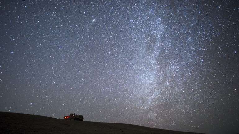A distância a que o exoplaneta está da Terra e o seu brilho permitiram aos cientistas estudá-lo com detalhe