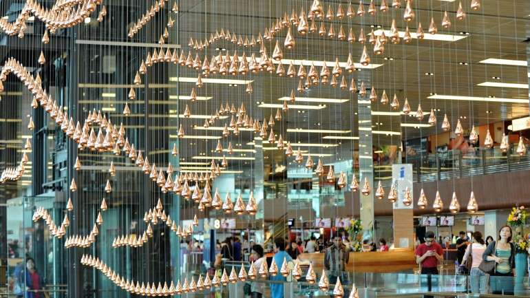 A escultura de "Chuva Quinética" do hall de entrada do Terminal 1 do Aeroporto Internacional de Changi, em Singapura