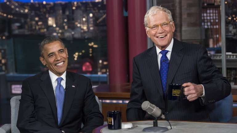 Calma, não foi Barack Obama que fez um 'strip'. Mas políticos são presença habitual em 'talk shows' dos Estados Unidos