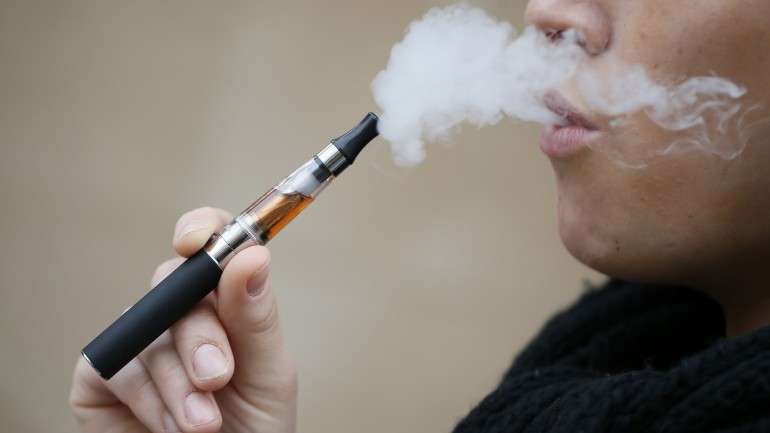 Os cigarros eletrónicos vão ser proibidos em espaços fechados