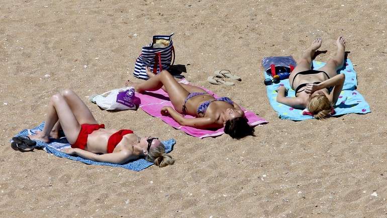 É provável que ao sair da praia estas três amigas digam umas às outras que se sentem cansadas.