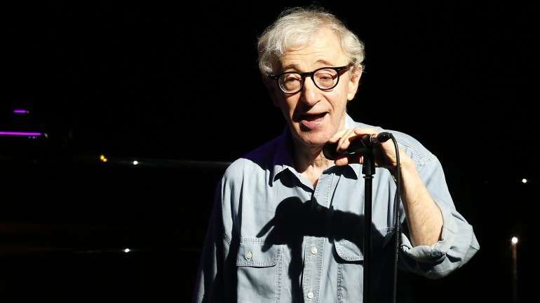 "Eu tive uma confiança arrogante, 'bem, vou fazer [a série] como faço um filme. ... Vai ser um filme em seis partes.' Acontece que não é", contou Woody Allen