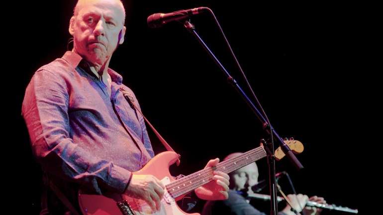 A guitarra será autografada em palco pelo músico, abrindo o seu concerto em Oeiras, no dia 28 de julho, no Parque dos Poetas, em Oeiras, nos arredores de Lisboa