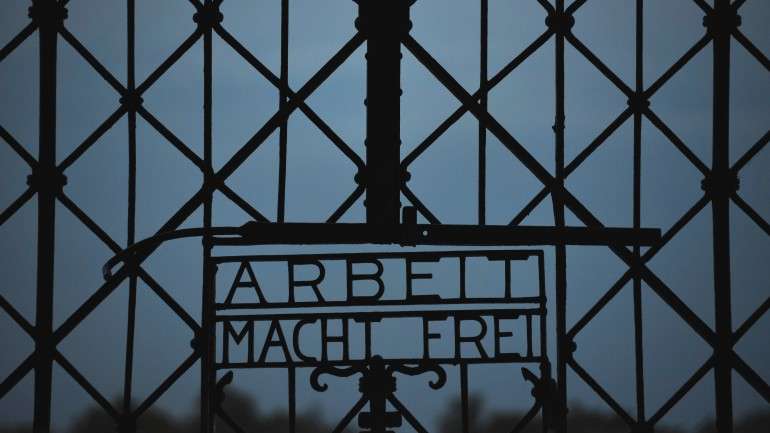 "O trabalho liberta", lê-se no portão de entrada do campo de concentração nazi