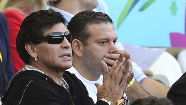 "Sepp Blatter ou é um idiota ou um ladrão", acusa Diego Maradona.