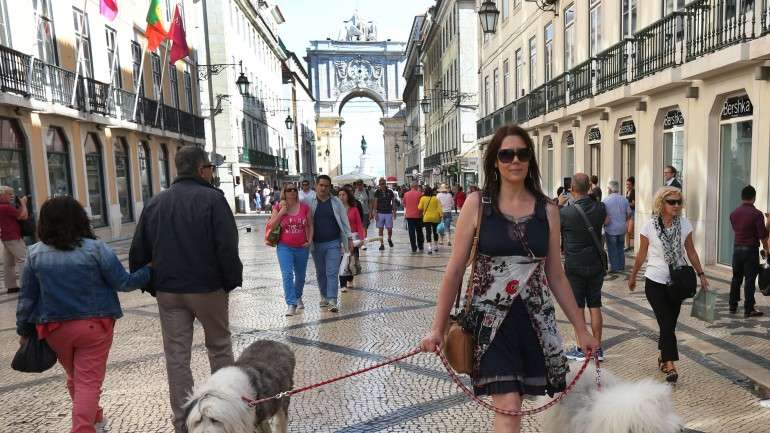 A Rua Augusta, no coração da Baixa, é dos locais onde as pessoas mais são abordadas