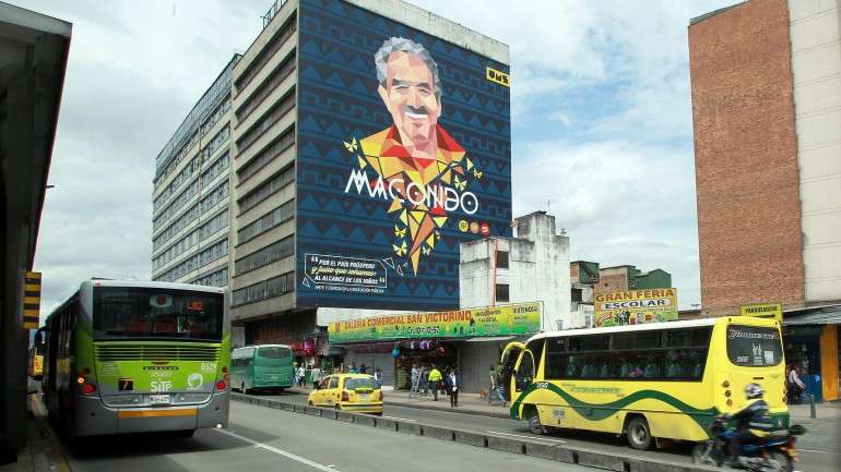 O livro, autografado por García Marquez, tinha sido emprestado por um livreiro para integrar a exposição central da feira