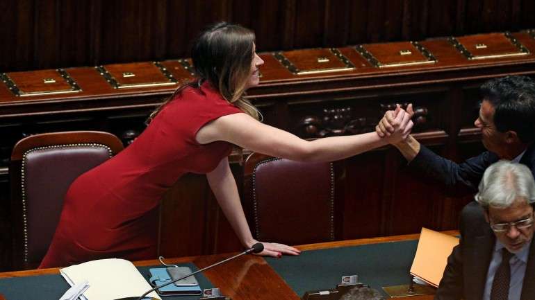 A nova modalidade eleitoral garante uma maioria de 55% dos lugares (340 em 630) na câmara dos deputados ao partido que vença eleições