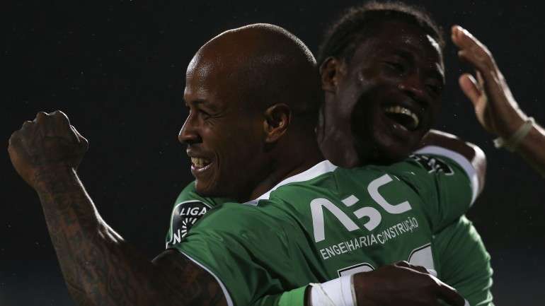 O jogador do Rio Ave, Del Valle (à esquerda), celebra um golo frente ao Belenenses