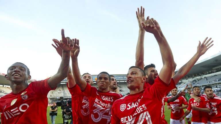 Os incidentes no Estádio D. Afonso Henriques, em Guimarães, aconteceram após o Benfica garantir a conquista do bicampeonato