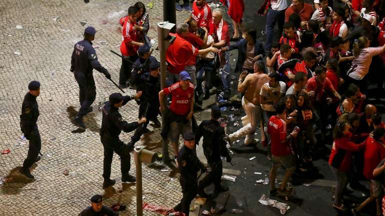 A reação do autarca socialista deve-se à exigência de responsabilidades por parte do vereador do PSD, na sequência dos incidentes na festa do Benfica, no dia 17 de maio, na praça do Marquês de Pombal