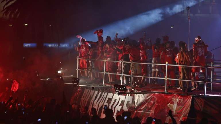 Bombeiros defendem que não realizaram qualquer fiscalização ao plano e às estruturas erguidas para acolher as celebrações que, no domingo, encheram a Praça do Marquês de Pombal, em Lisboa, com dezenas de milhar de pessoas