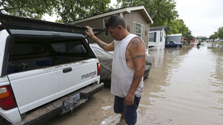 Carros e camiões ficaram submersos e as pessoas foram obrigadas a usar cadeiras insufláveis para flutuar pela rua