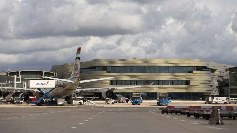 Todos os aeroportos têm códigos que permitem identificar linhas aéreas, destinos e documentos de tráfego
