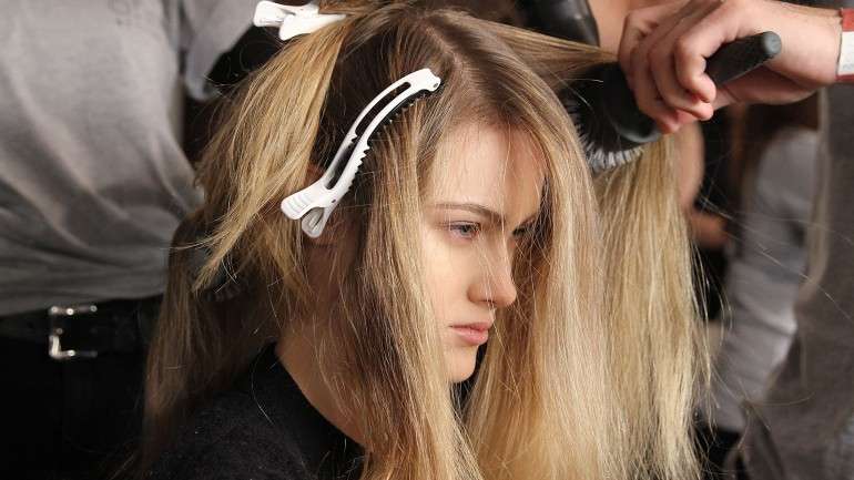 Temos tantos gestos maus enraizados nas nossas rotinas que ter um cabelo saudável depende, muitas vezes, apenas de pequenas mudanças no nosso dia-a-dia