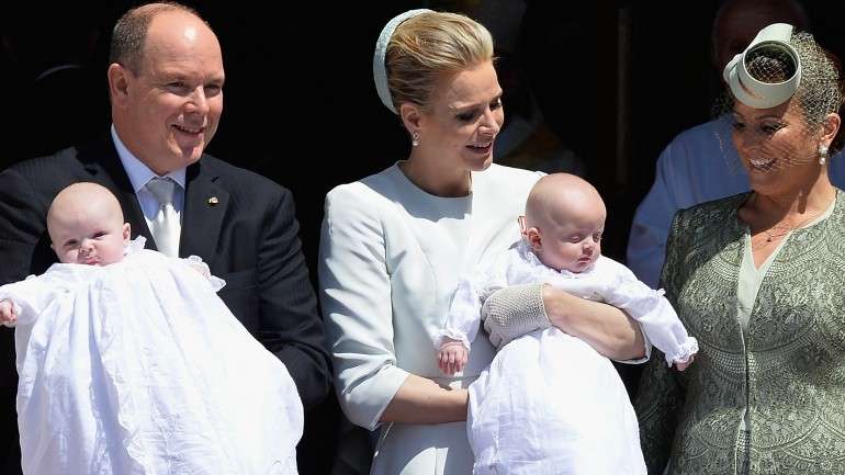Diana de Polignac Nigra à direita na imagem