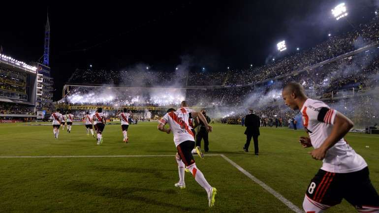O Superclássico entre Boca Juniors e River Plate, de 15 de maio, só durou até ao intervalo, quando Adrián Napolitano lançou gás pimenta contra os jogadores do River. O Boca acabou eliminado da Copa Libertadores da América