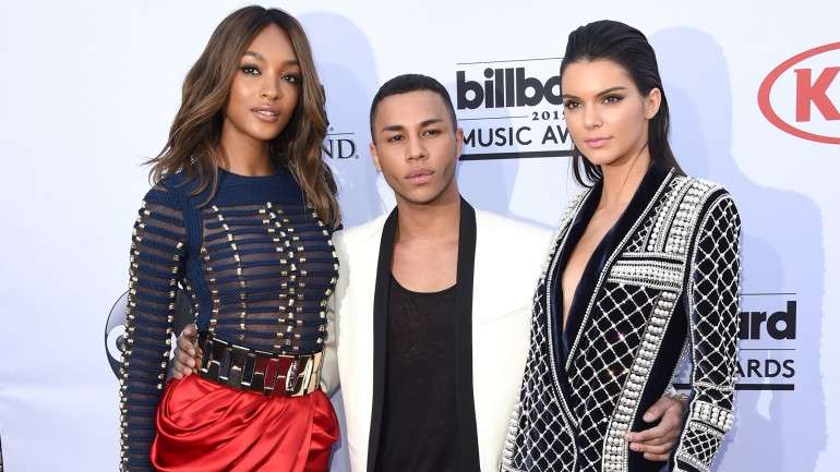 Jourdan Dunn e Kendall Jenner vestidas com peças Balmain x H&M nos Billboard Music Awards e ao lado do próprio director criativo da marca, Olivier Rousteing.