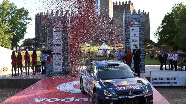Sebastien Ogier sai na frente para a primeira etapa de estrada do Rali de Portugal