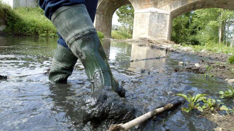 As descargas para a ribeira dos Milagres ocorrem há várias décadas