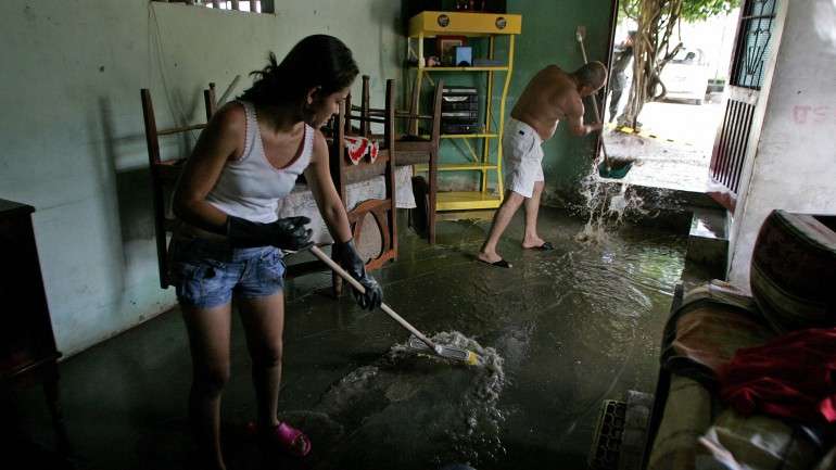 A água da chuva invadiu a casa de diversos moradores na cidade de Salgar.