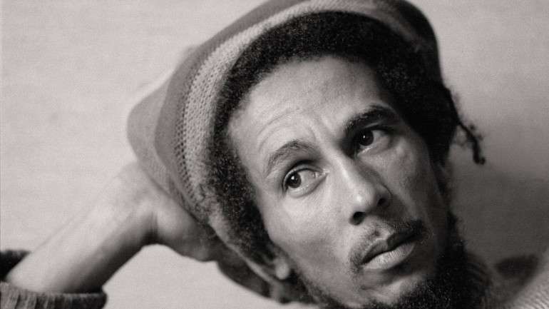 Juntou políticos rivais de mão dada em palco, e alimentou pobres com royalties. Histórias da carreira e da vida de Bob Marley
