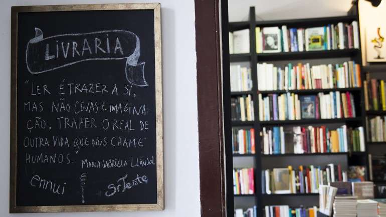 O “Sr Teste” partilha desde setembro a livraria da Sociedade Guilherme Cossoul, em Santos. A vinda da internet (onde se mantém) para um espaço físico não adulterou o serviço de “book hunting”, que, mais do que personalizado, é pessoal.