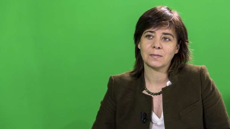 A porta-voz do Bloco de Esquerda  falava aos jornalista à porta da escola básica com jardim de infância EB1 Ribeiro Carvalho, no Cacém