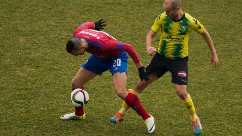 O jogo em Tondela começou por ser uma festa, mas terminou em  desilusão. Há que ir vencer a Freamunde, na última jornada, para garantir a subida  à Primeira Liga.