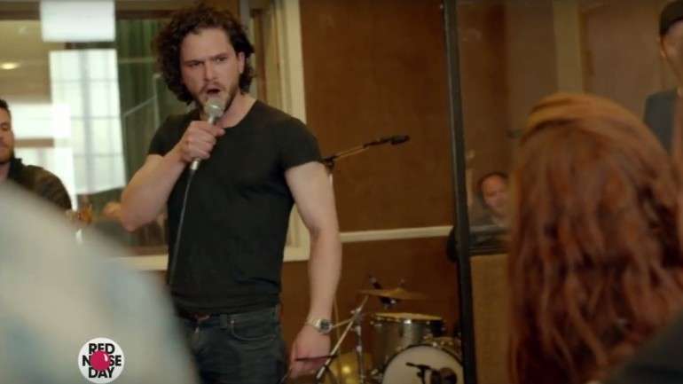 Entre cantorias dos Coldplay com os atores da série, até John Snow cantar uma versão modificada da "Wild Thing" dos The Troggs para o seu amor Ygritte